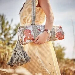 Nappe De Pique-nique BETWEEN FLOWERS 18 Nappe De Pique-nique BETWEEN FLOWERS -Butlers 1000399329 230801 023 MOOD DETAILS P000000001000399329 mood